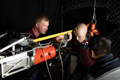 研究ers situate crash test dummy for impact testing